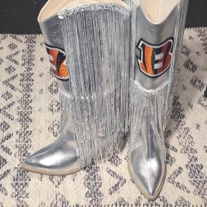 NWOT Cincinnati Bengals Silver Fringe Boots With Sequin Logo, Sz. 7.